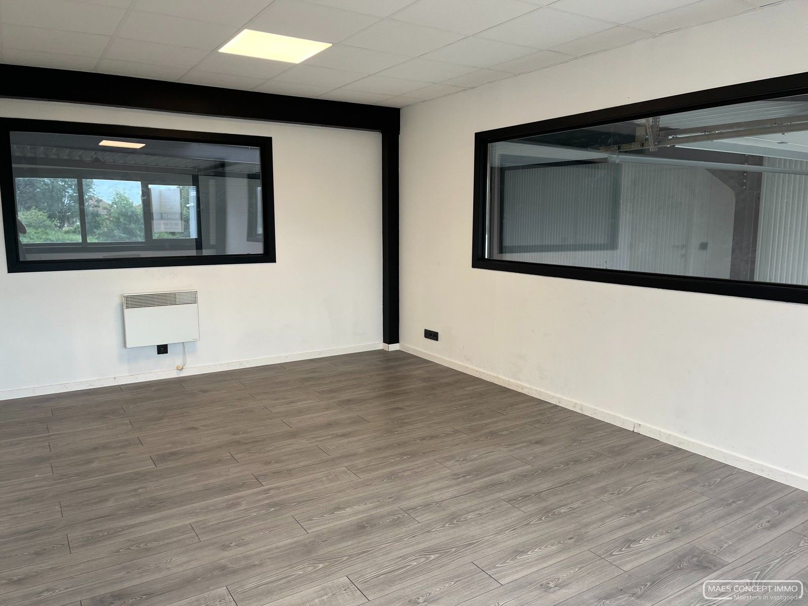 Nieuwbouw KMO-unit van 220 m² te huur in Moeskroen met mezzanine en toilet foto 4