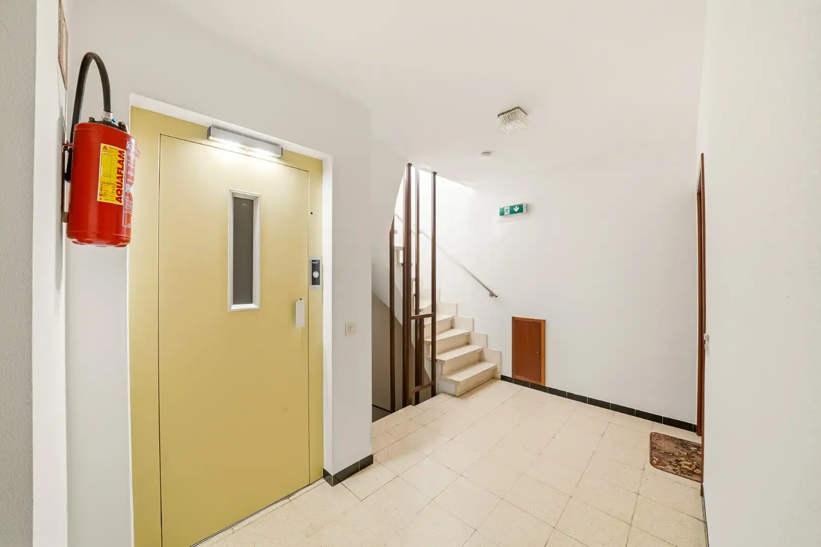 Op te frissen appartement met zicht op het Sint-Catharinaplein in Oostende foto 4