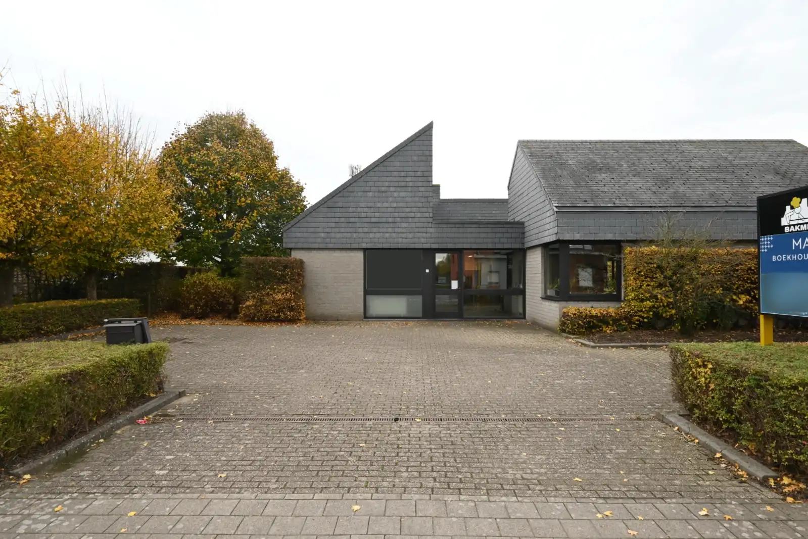 Praktijk-/ kantoorruimte op een commerciële locatie! foto {{pictureIndex}}