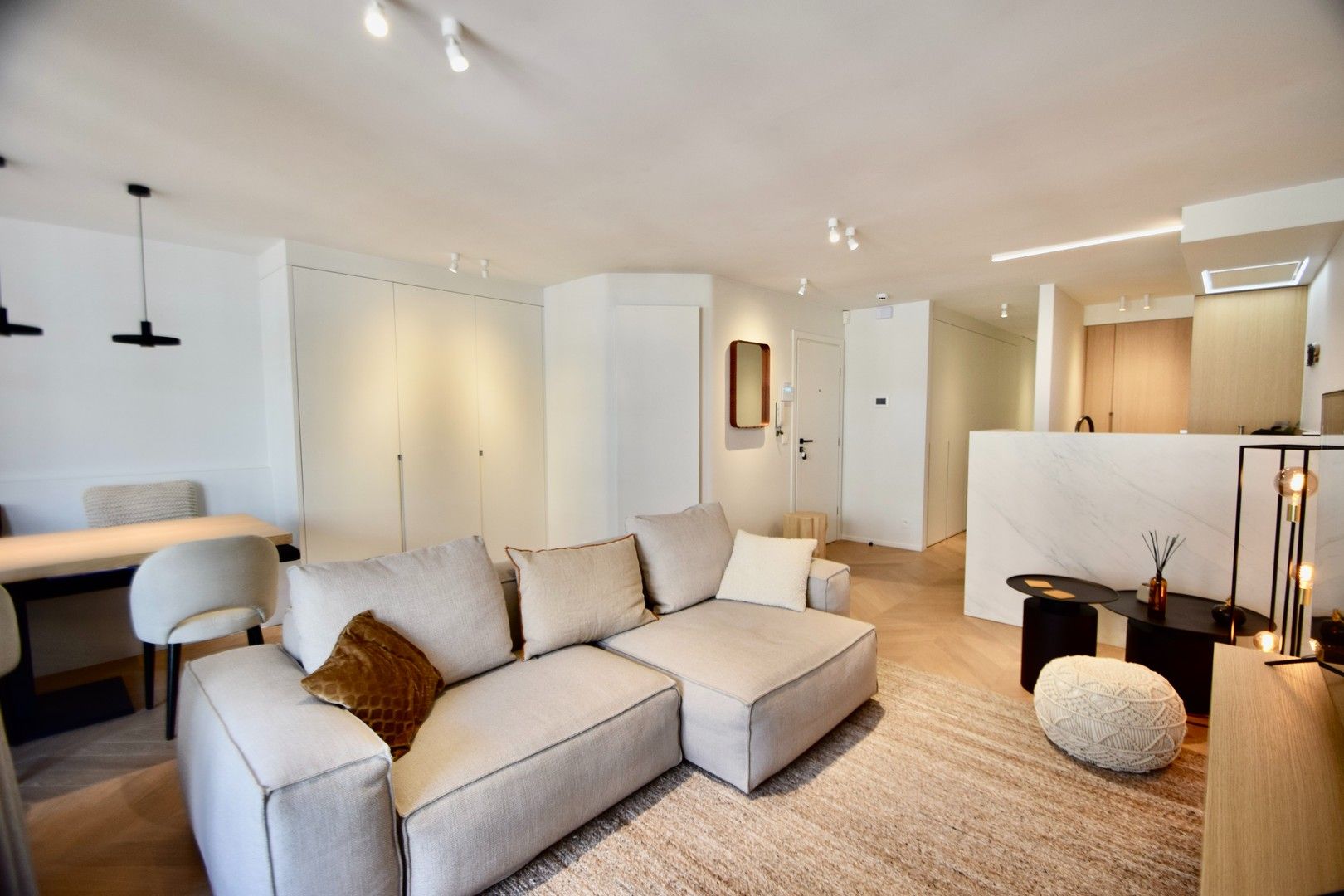 Instapklaar appartement gelegen op een centrale ligging te Knokke, vlakbij de winkels en de zee. foto {{pictureIndex}}