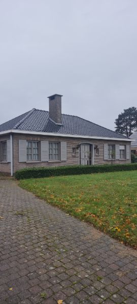 Ruime bungalow gelegen op toplocatie foto {{pictureIndex}}