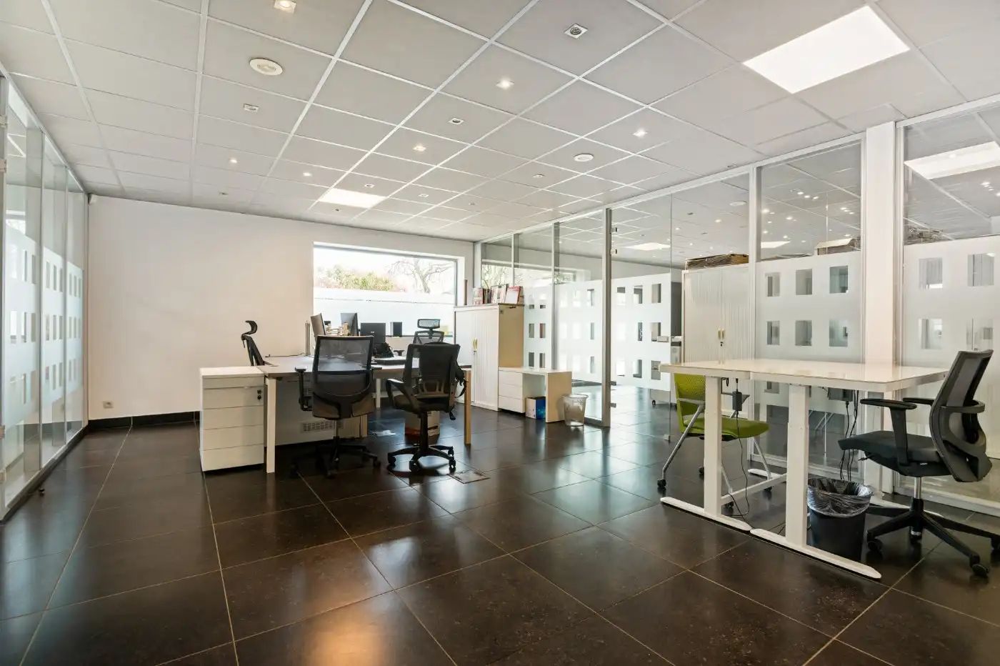 Ruime, volledig ingerichte kantoorruimte van 200 m² in hartje Stabroek foto 2