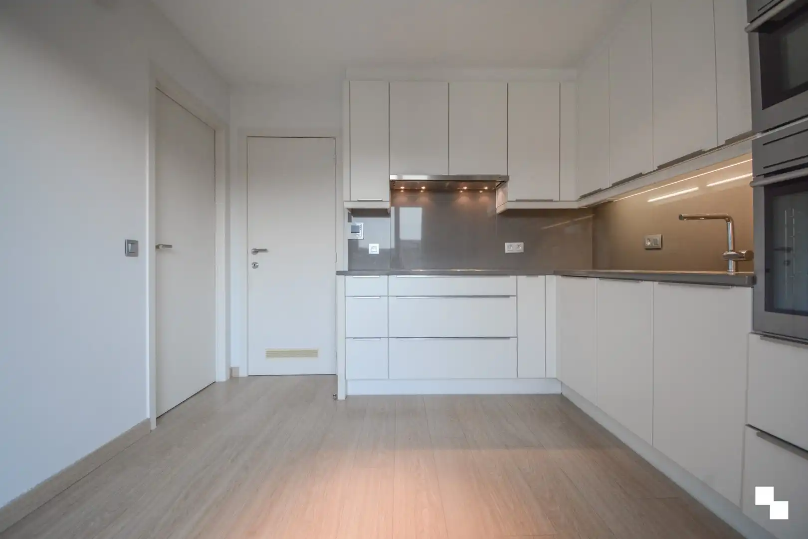 Zéér verzorgd, gerenoveerd 3-slaapkamer appartement te Roeselare foto 8