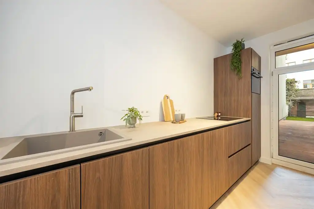 Gerenoveerd gelijkvloers appartement met grote tuin foto 5