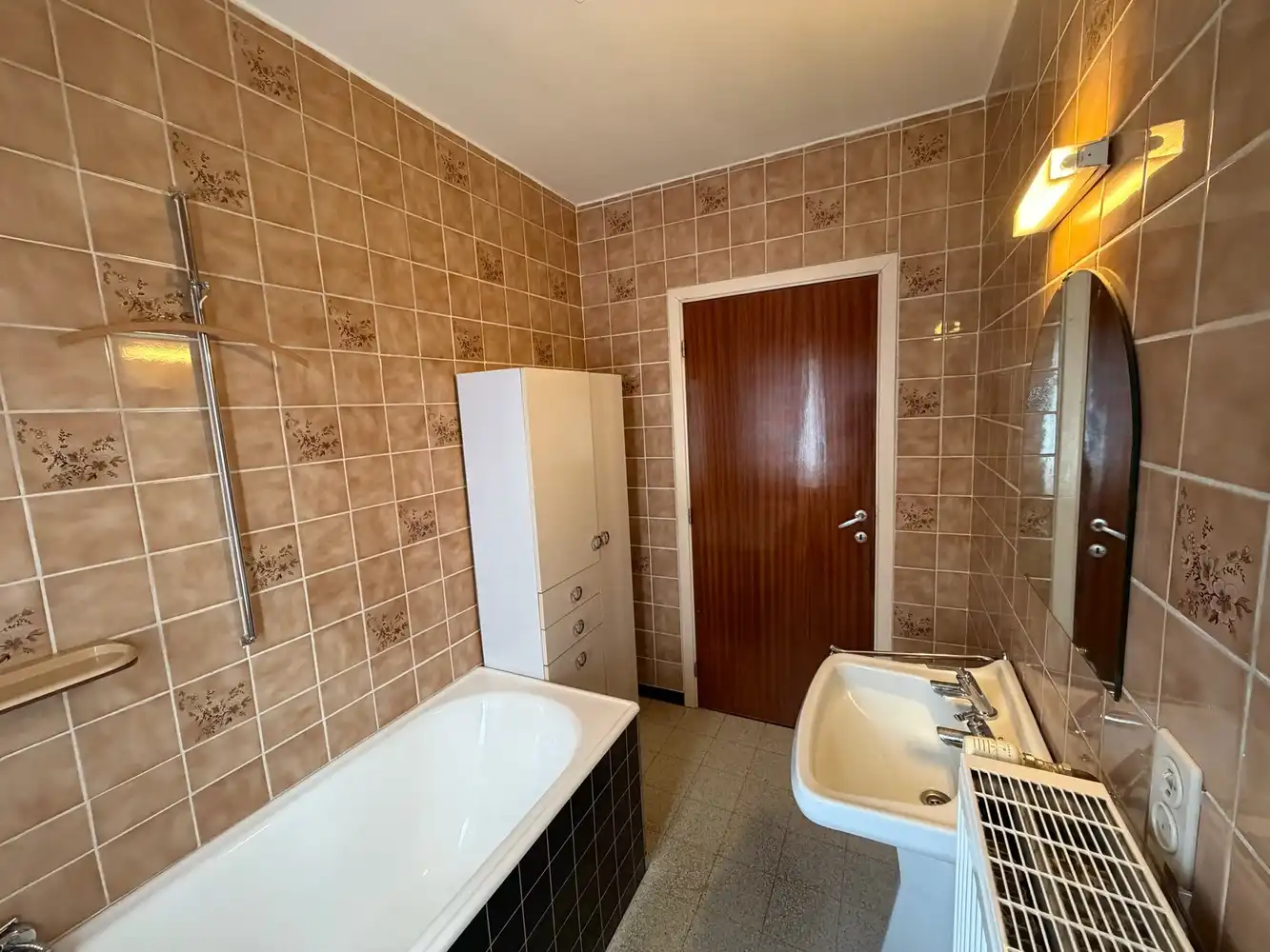 Genk – Hasseltweg 116: Op te frissen woning met 3 slaapkamers, inpandige garage, kelder, tuin en ruime parking aan de voorzijde foto 16