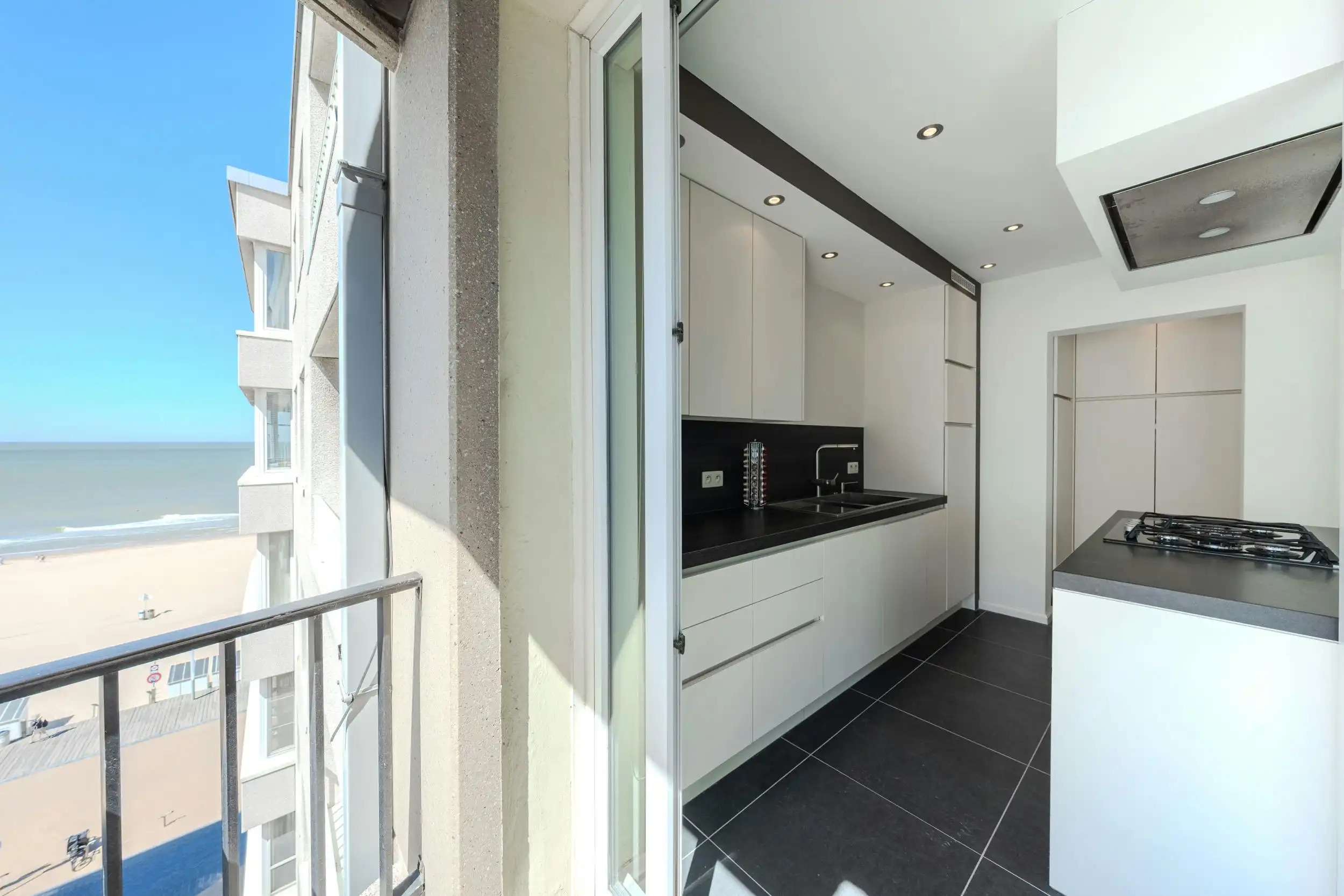 Instapklaar appartement met lateraal zeezicht te Mariakerke foto 5