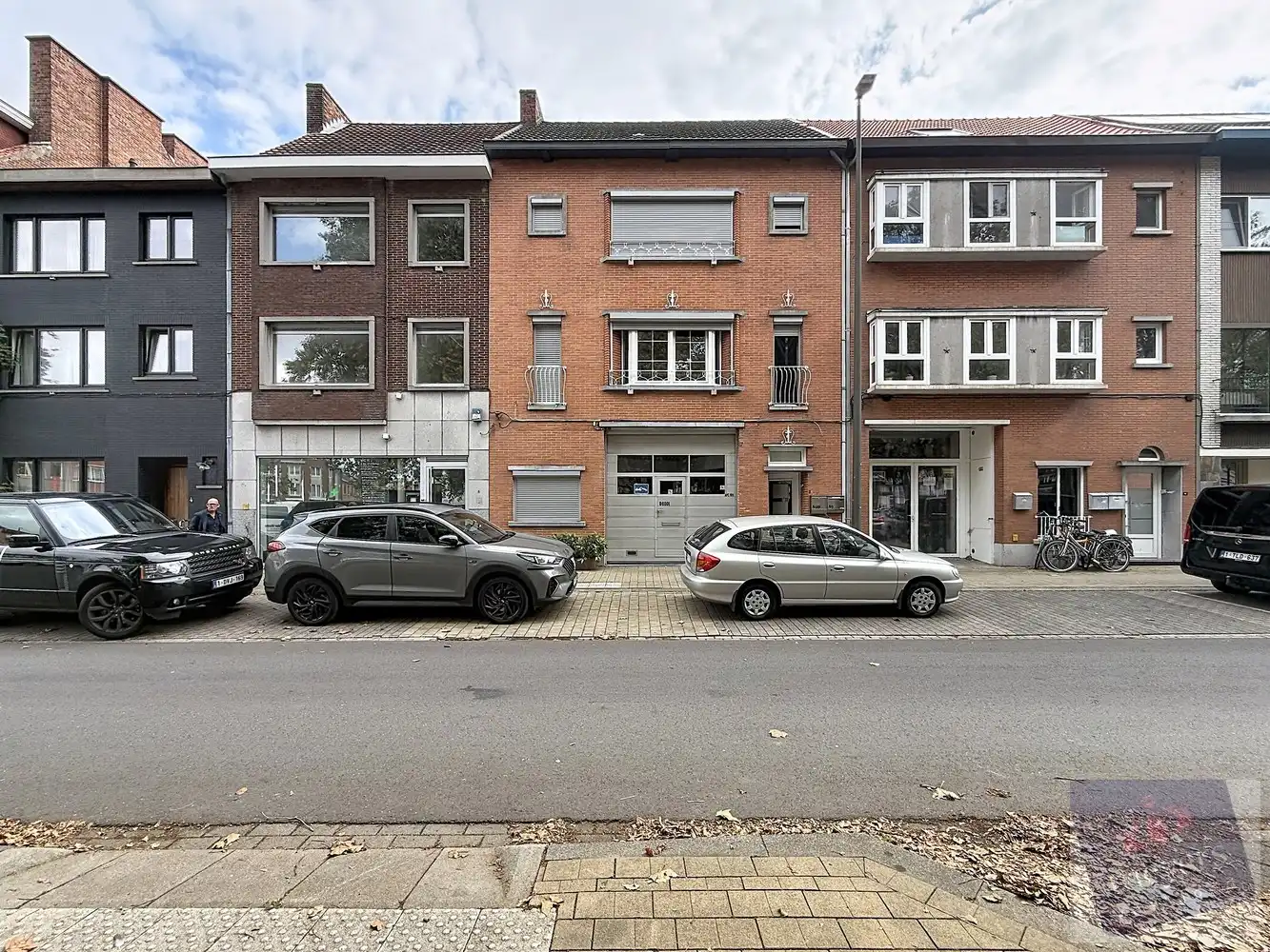 Veelzijdig handelspand met ruim gelijkvloers appartement en tuin in Hasselt foto {{pictureIndex}}