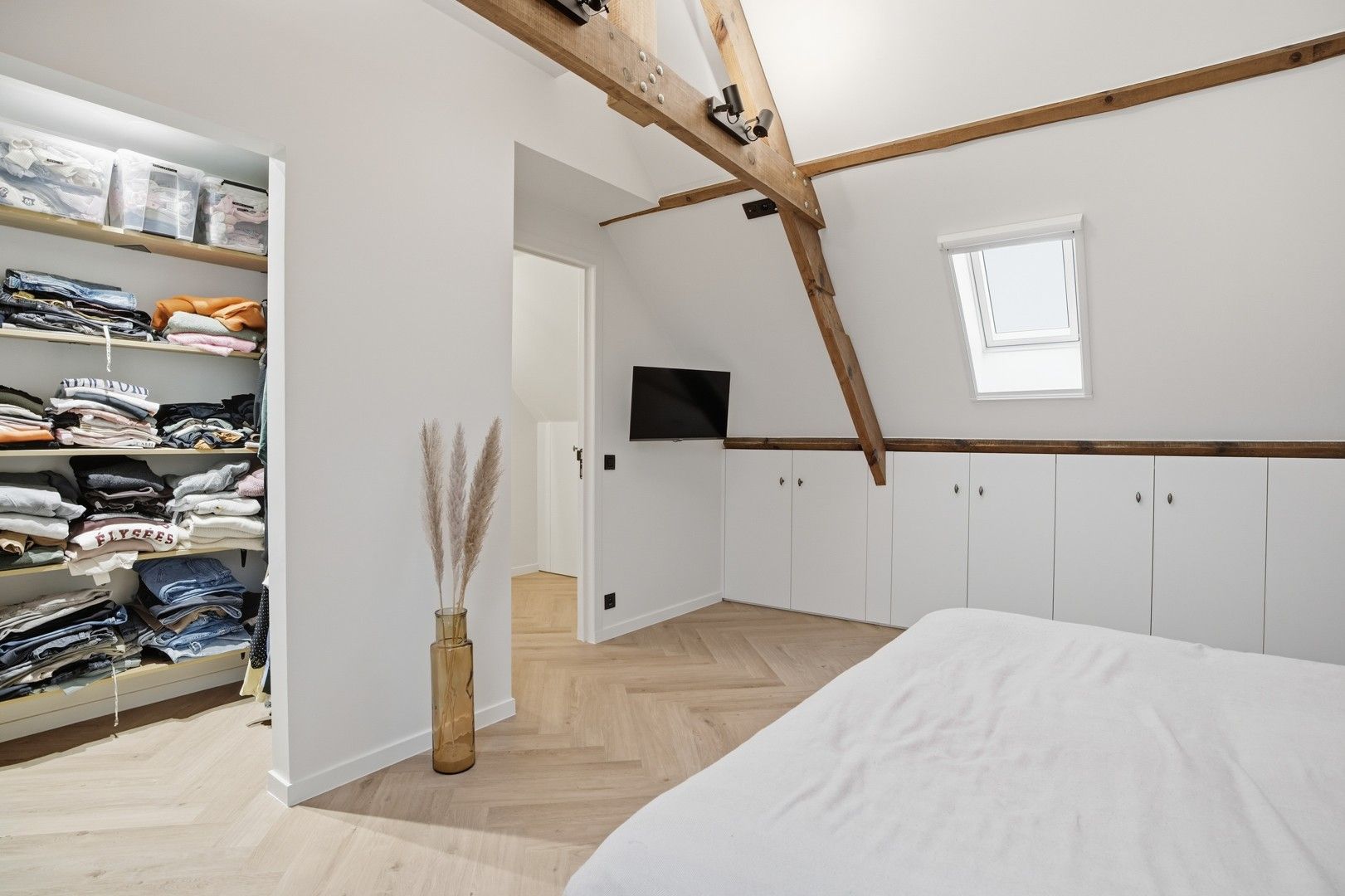 Halfopen bebouwing met uitweg en carport in het hartje van Zwevezele foto 20