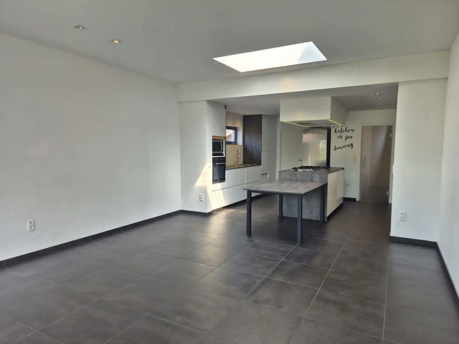 Halfopen bebouwing met 2 slaapkamers, tuin en garage foto 2