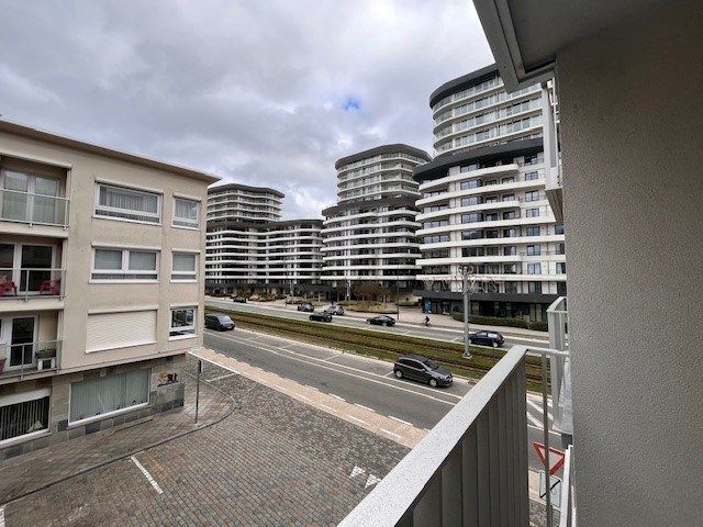 Te renoveren studio met zeer ruim balkon met zijdelings zeezicht. foto 2