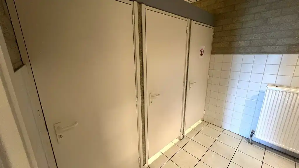 Magazijn met kantoren te huur in haven van Gent foto 10