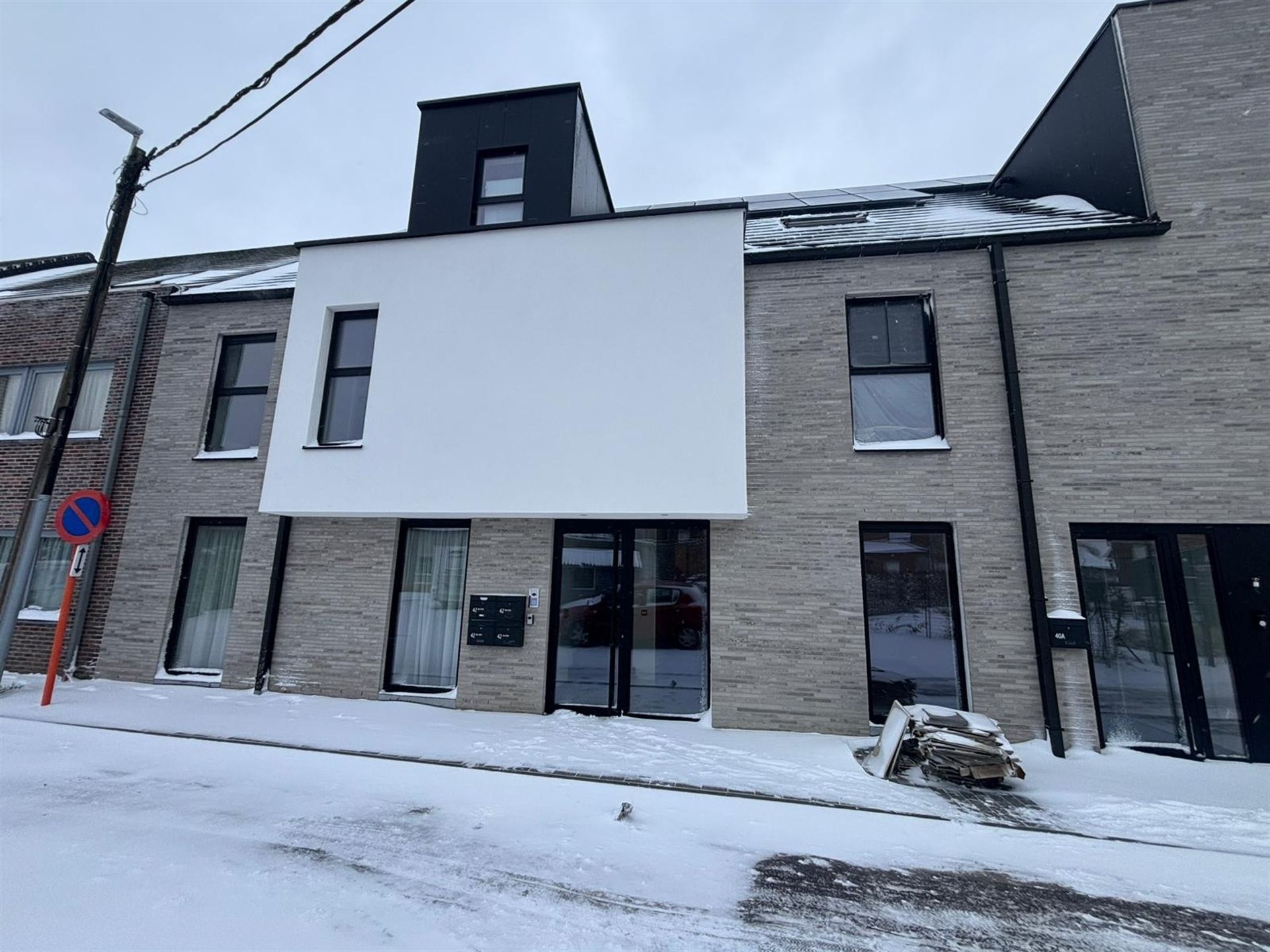 Zeer rustig gelegen, stijlvol nieuwbouwappartement met tuin en terras in Opwijk! foto {{pictureIndex}}