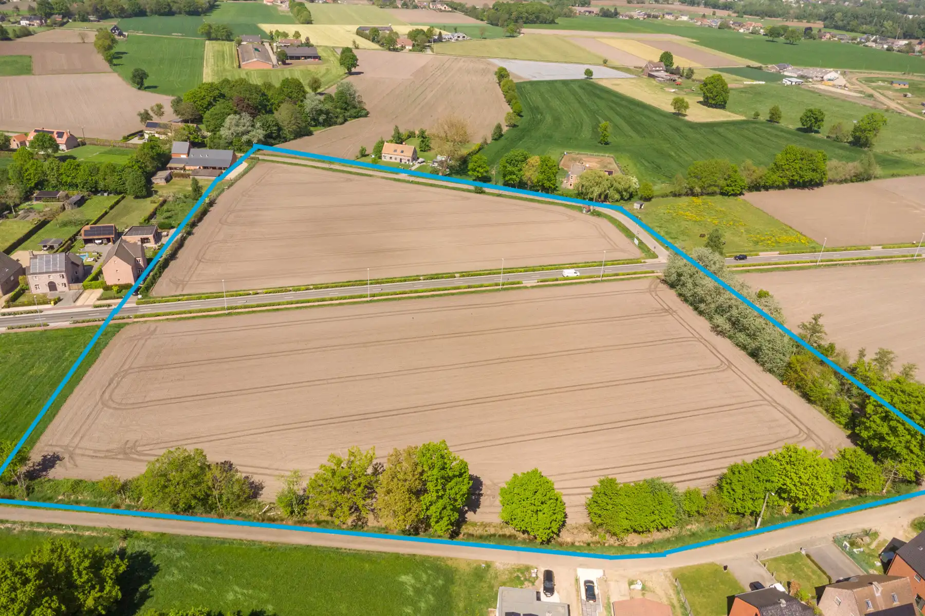 Uitgestrekte landbouwgrond van bijna 3 hectare. foto 2