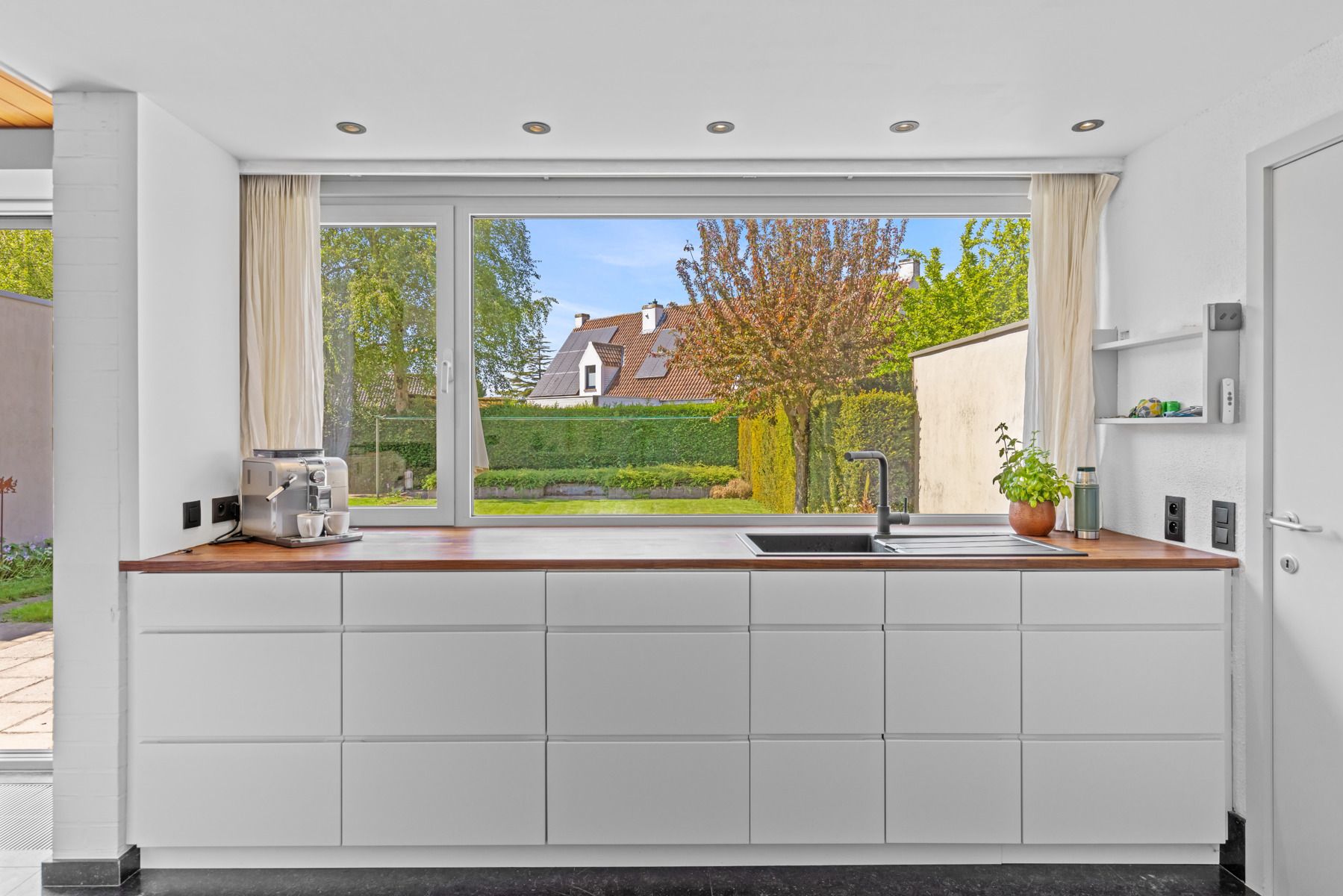 Ruime woning met nieuwe keuken, tuin & dubbele garage foto 10