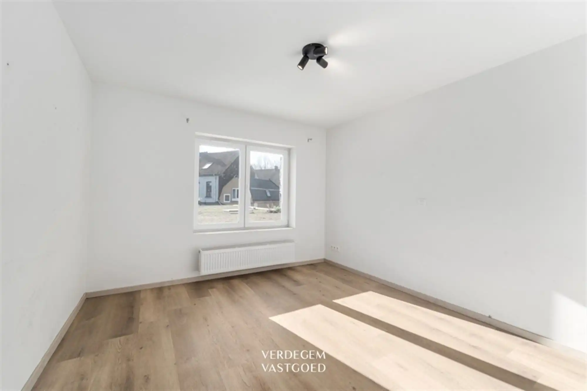 Handelsruimte (284m²) met zonnig appartement (100m²) op strategische ligging foto 16