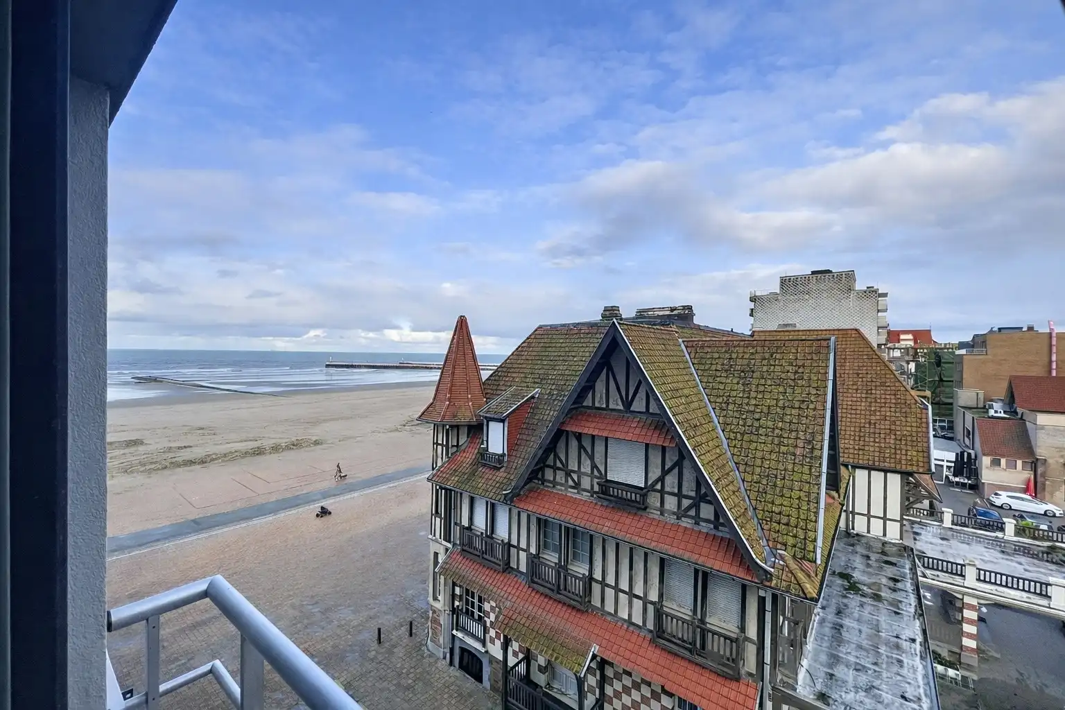 Appartement met zijdelings zeezicht te Nieuwpoort foto {{pictureIndex}}