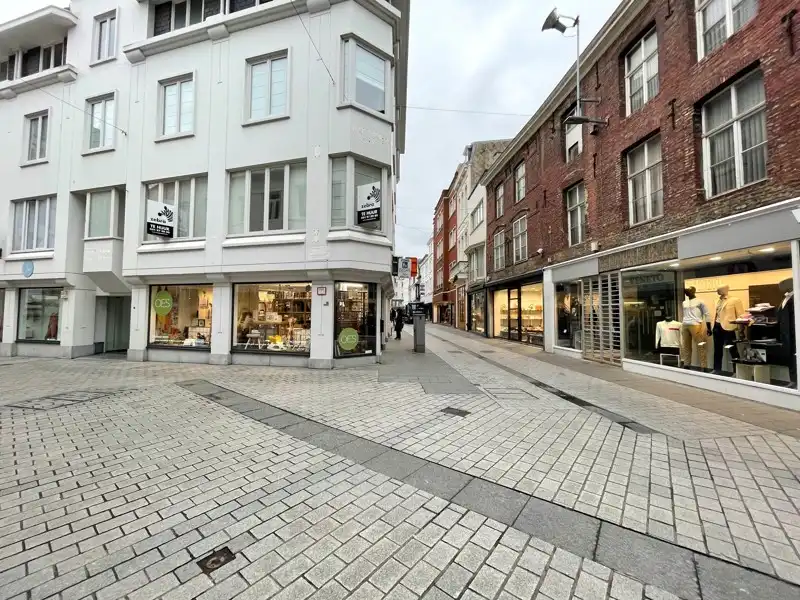 Instapklaar 2-slaapkamer appartement in hartje Kortrijk! foto 14