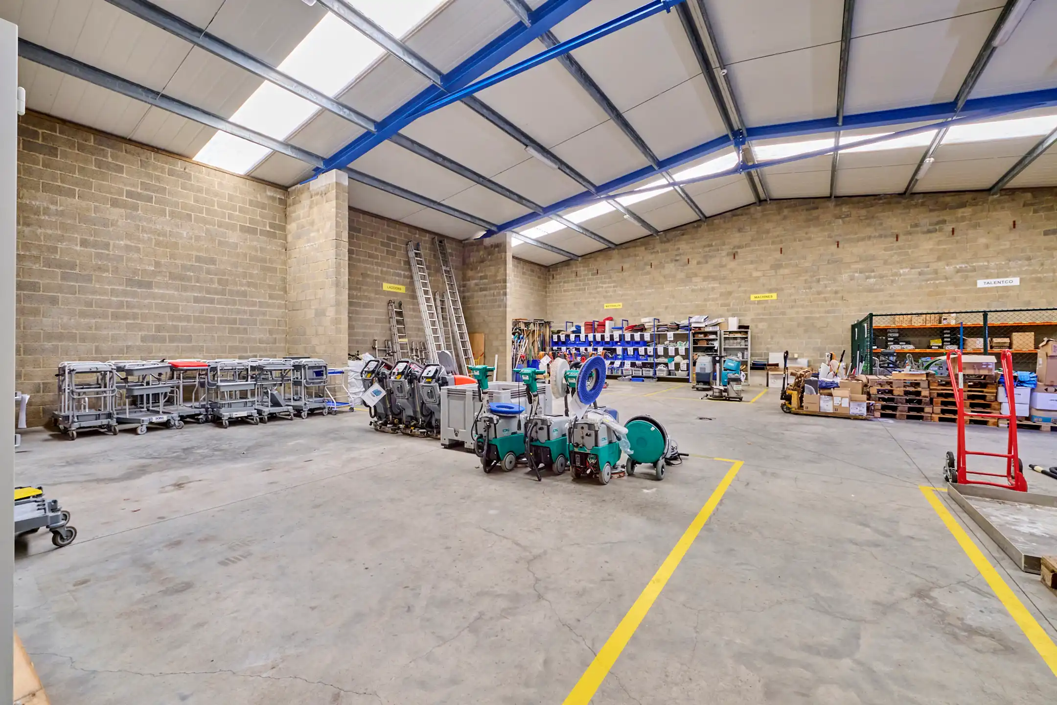 TE KOOP: BEDRIJFSGEBOUW OP PERCEEL VAN 8.000M² IN ZONHOVEN foto 12