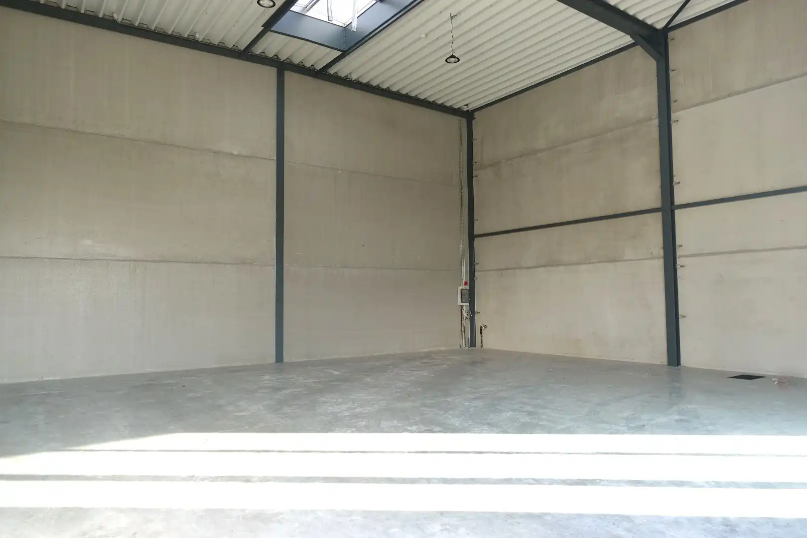 Loods te huur op uitstekende locatie. foto 3