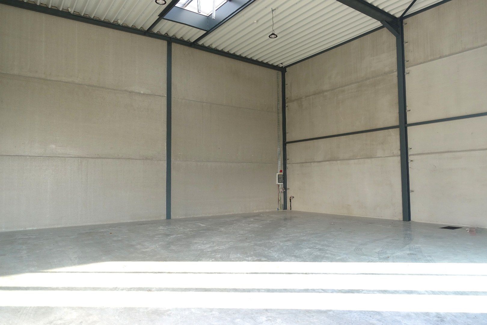 Loods te huur op uitstekende locatie. foto 3