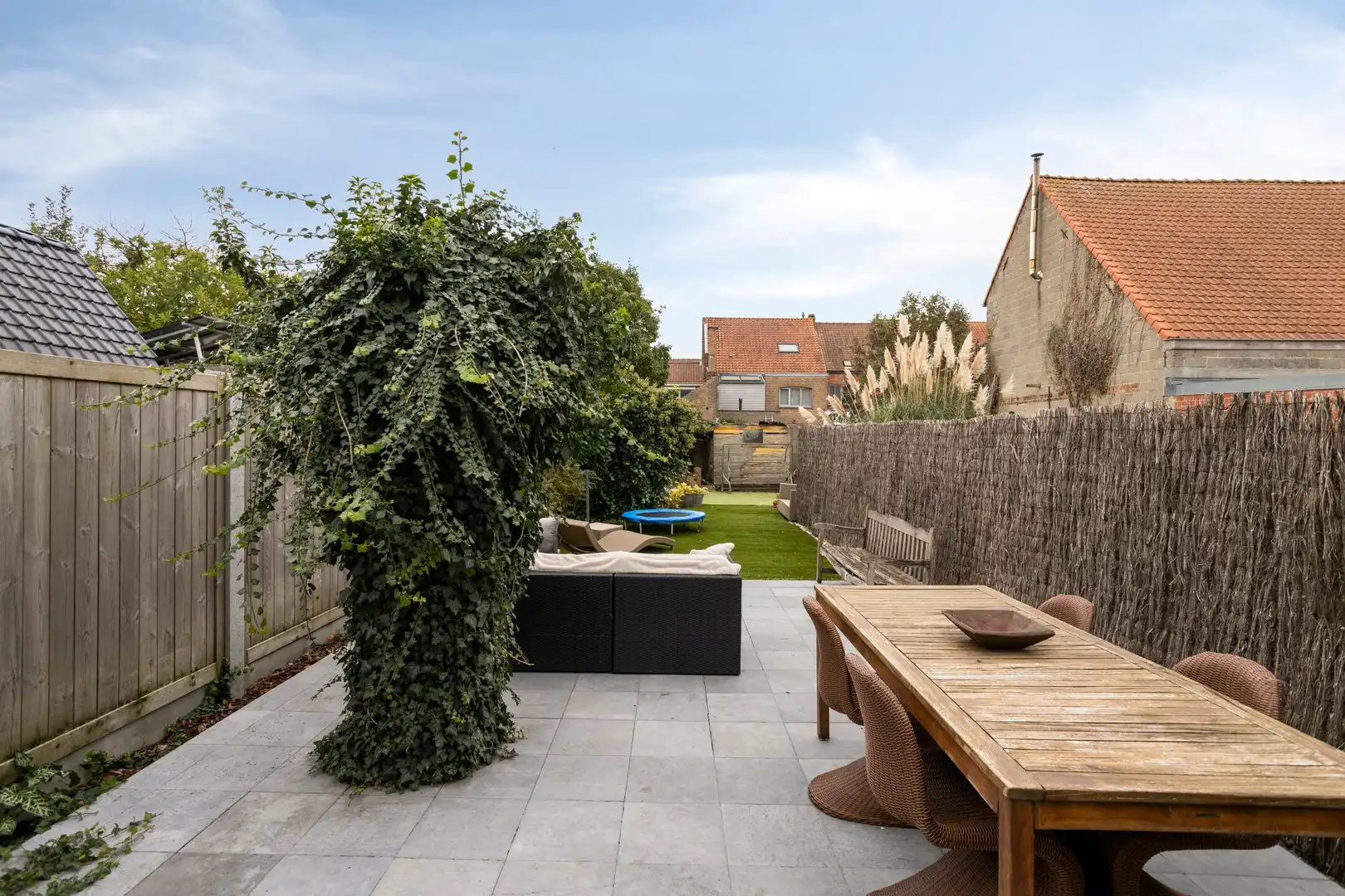 Bijzonder charmante en karaktervolle gerenoveerde woning met 4 slaapkamers, diepe tuin en handelsmogelijkheid foto 2
