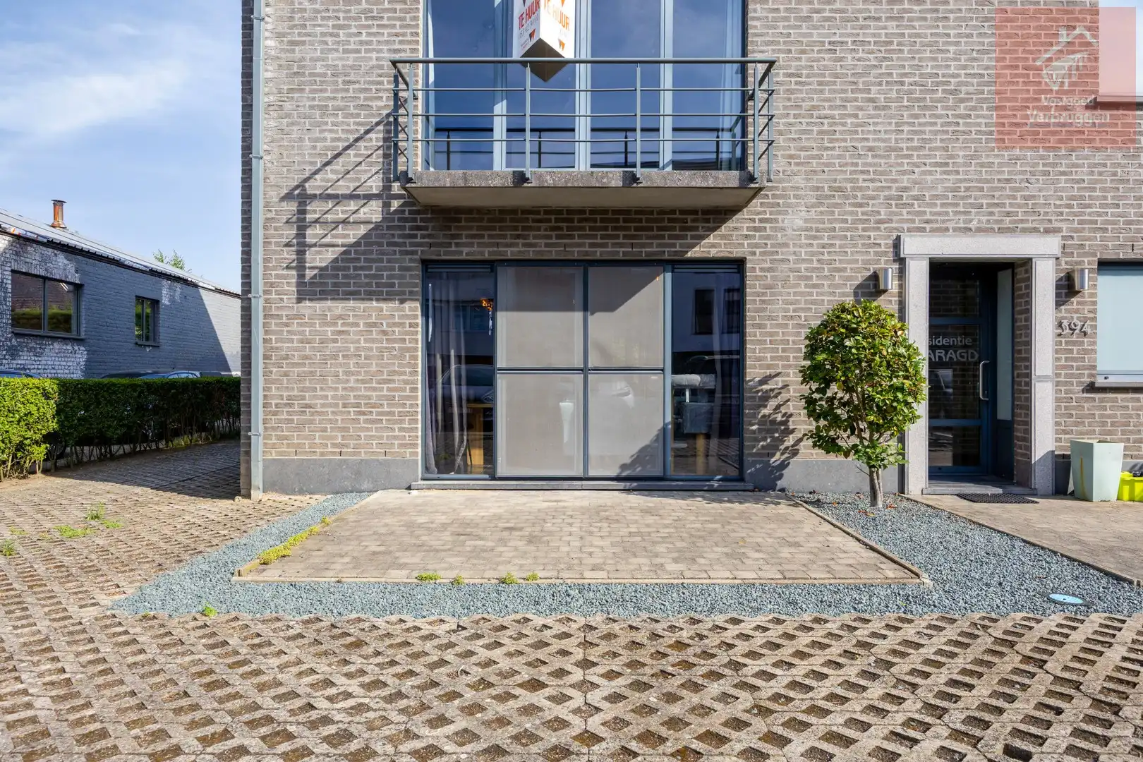 Modern instapklaar gelijkvloers appartement met 2 slpk, terrassen en autostaanplaats foto 17
