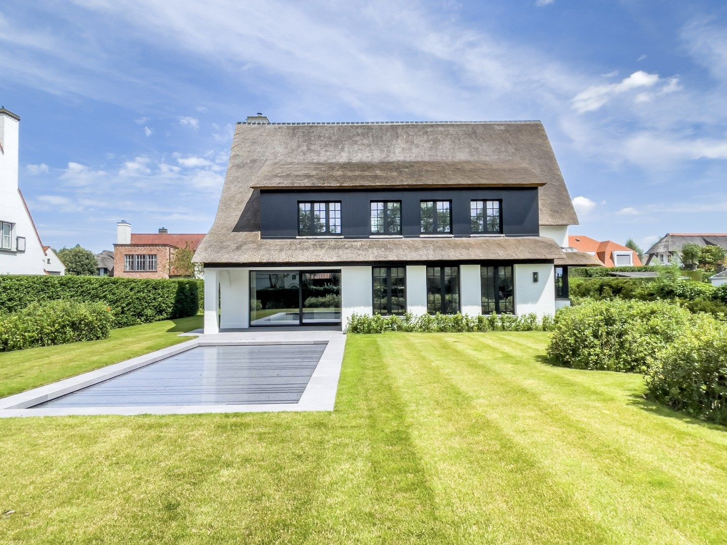 Volledig gerenoveerde, alleenstaande villa, rustig gelegen in een doodlopende straat aan de rand van het Zoute. foto {{pictureIndex}}