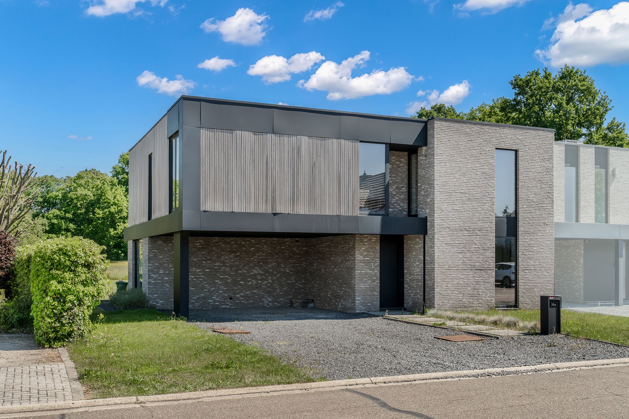 Strakke architectuur en moderne luxe in Diepenbeek foto {{pictureIndex}}