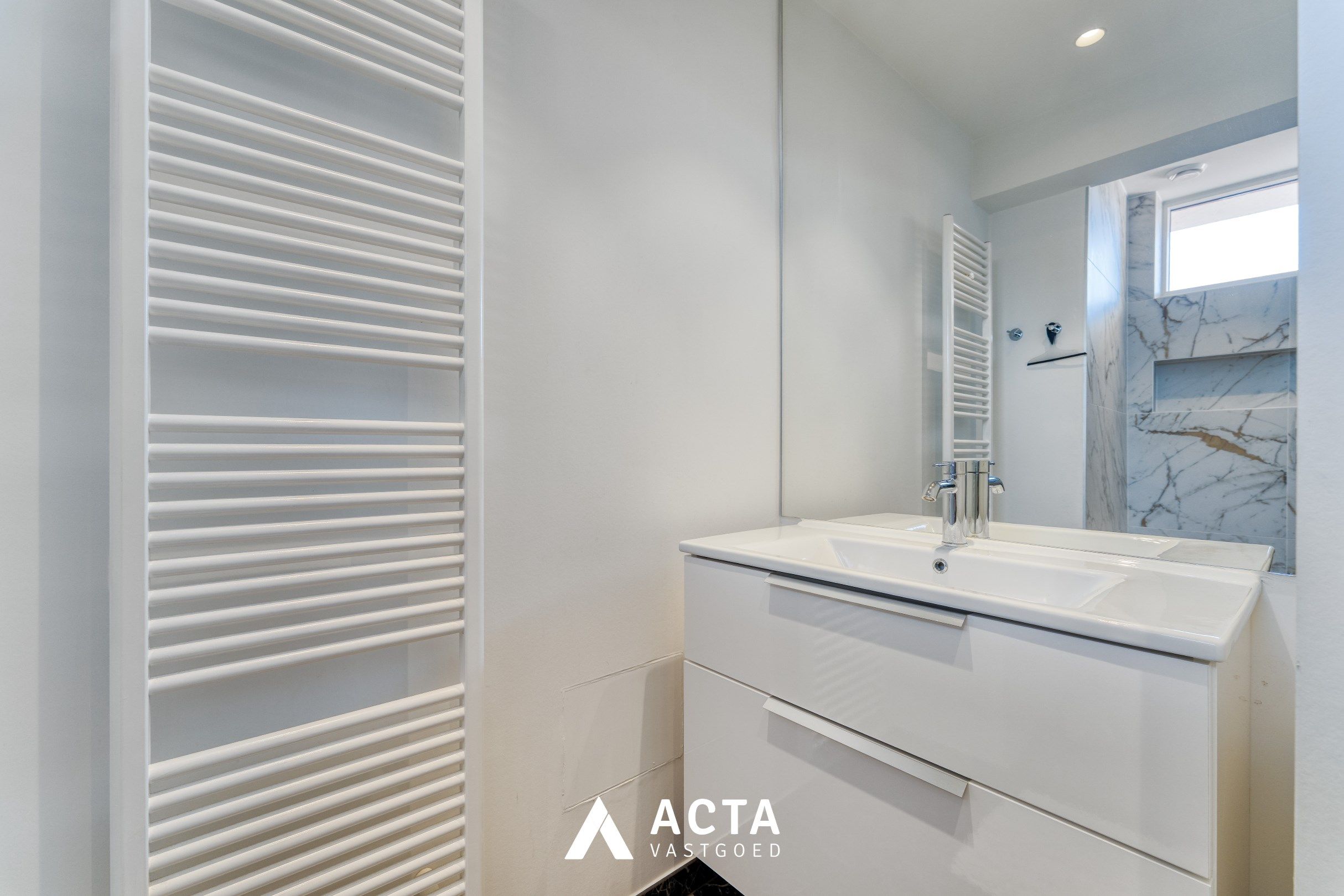 Gerenoveerd appartement met twee slaapkamers in Mariakerke foto 16