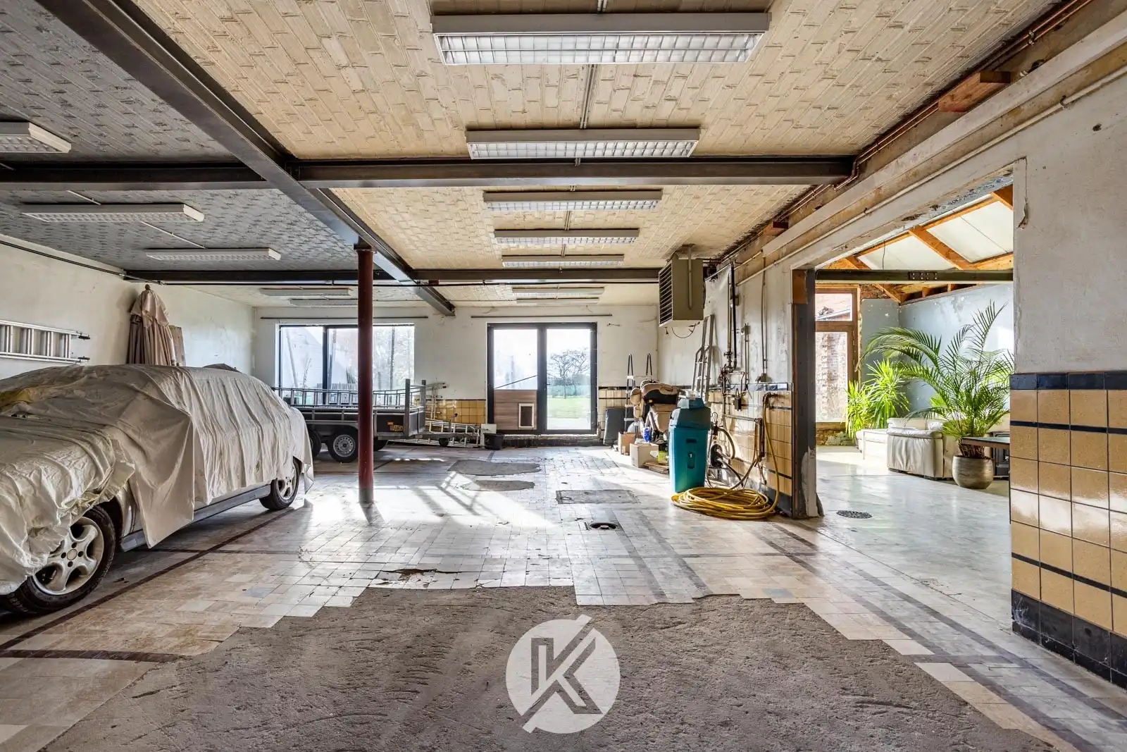 Ruime woning met polyvalente bijgebouwen foto 25