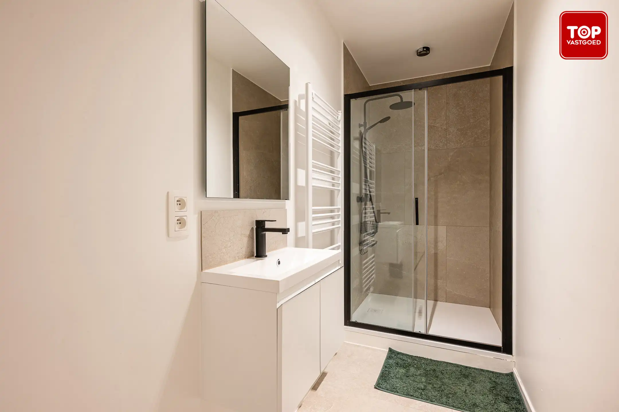 Totaal gerenoveerde woning (2021) met 4 slaapkamers. foto 20