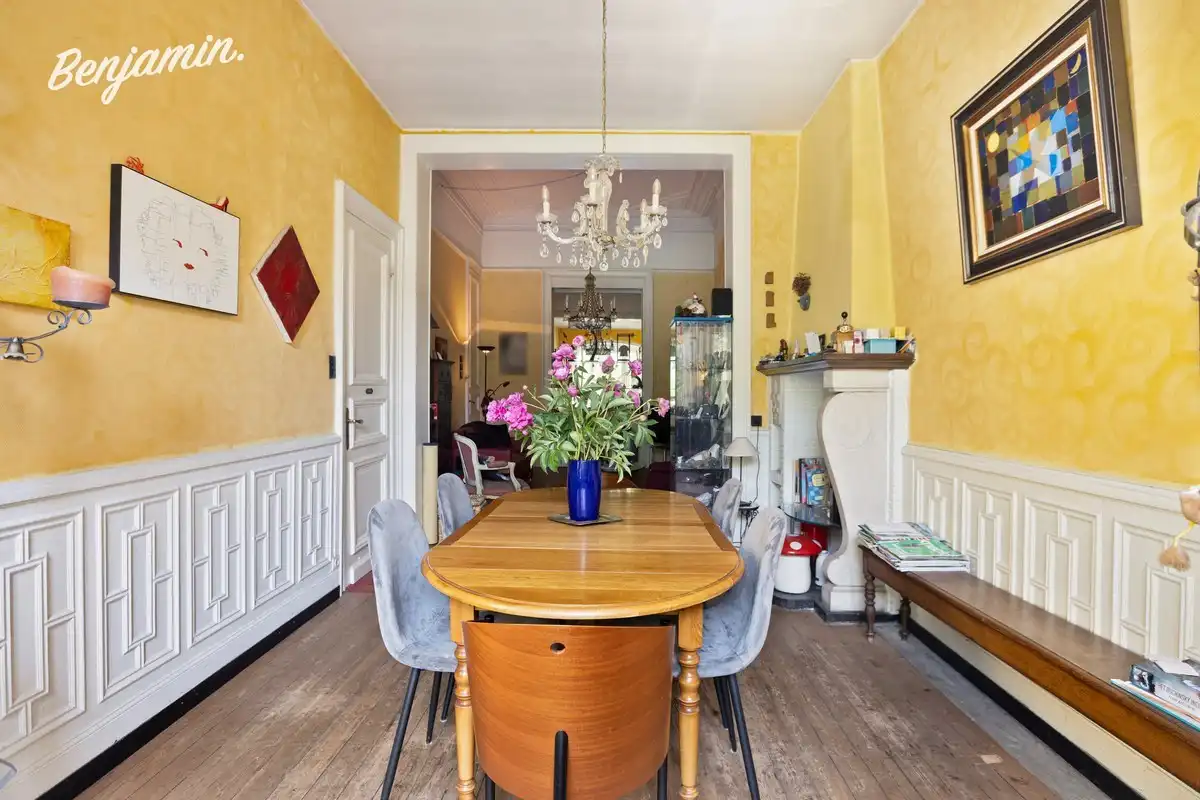 Karaktervol herenhuis met 5 slaapkamers, zuidgerichte tuin en garage in hartje Kortrijk foto 4