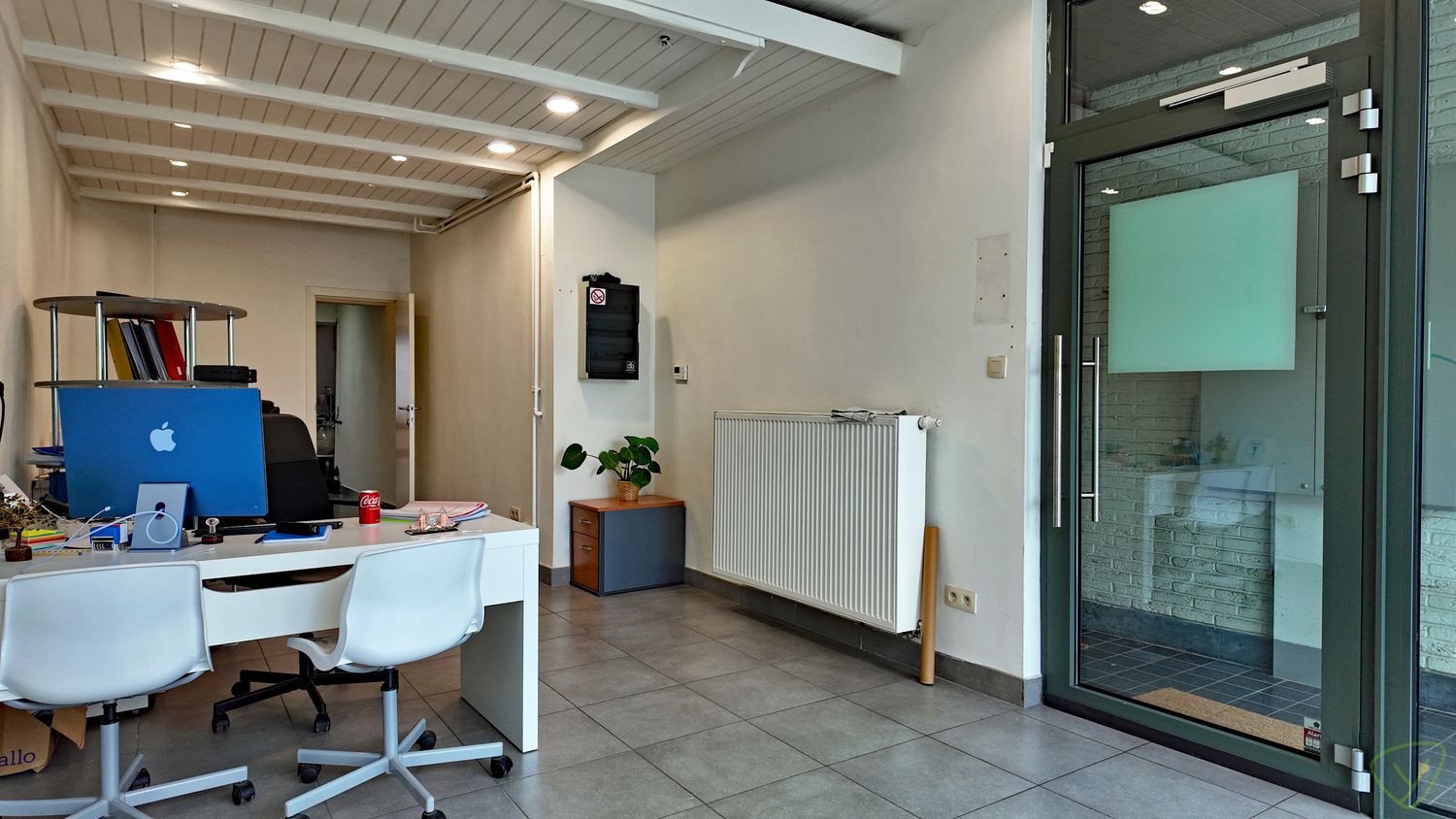 Ruime handelsruimte gelegen op de Markt van Eeklo! foto 4