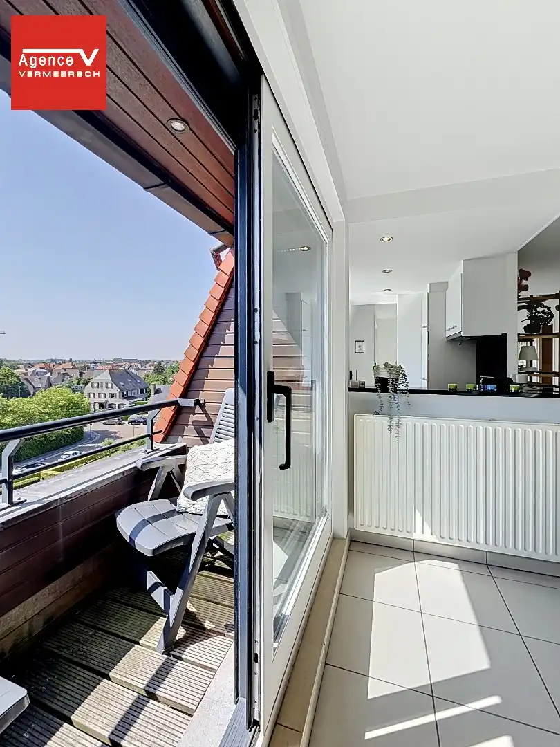 Stijlvol appartement met panoramisch verzicht op het hinterland.  foto 3