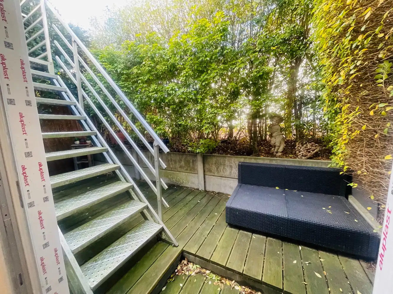 Zeebrugge op 50meter van het strand Uiterst charmante totaal gerenoveerde RUIM WOONHUIS met 5 SLAAPKAMERS en 3 BADKAMERS en 3 TERRASSEN. Grote troef is 2 AUTOSTAANPLAATSEN en ruime GARAGE.&nbsp; Oprit, grote garage, werkplaats, plaats voor fietsen, ingerichte STUDIO met tuintje op het zuiden. &nbsp;1éV:&nbsp; Zalige living , ingerichte open keuken, uitgevend op een groot zonneterras.Long island style. 2é V: 3 leuke slaapkamers , 2 badkamers. Onder het dak&nbsp; 4 é slaapkamer uitgevend op mooi terras met prachtig vergezicht.Bebouwde oppervlakte van 230 m2 Grondoppervlakte is 137m2 Magnifiek, Perfect onderhouden&nbsp; Juist verhuizen ! Zalig Wonen!&nbsp; Zowel hoofverblijfplaats, als vakantieverblijf aan Zee . foto 25