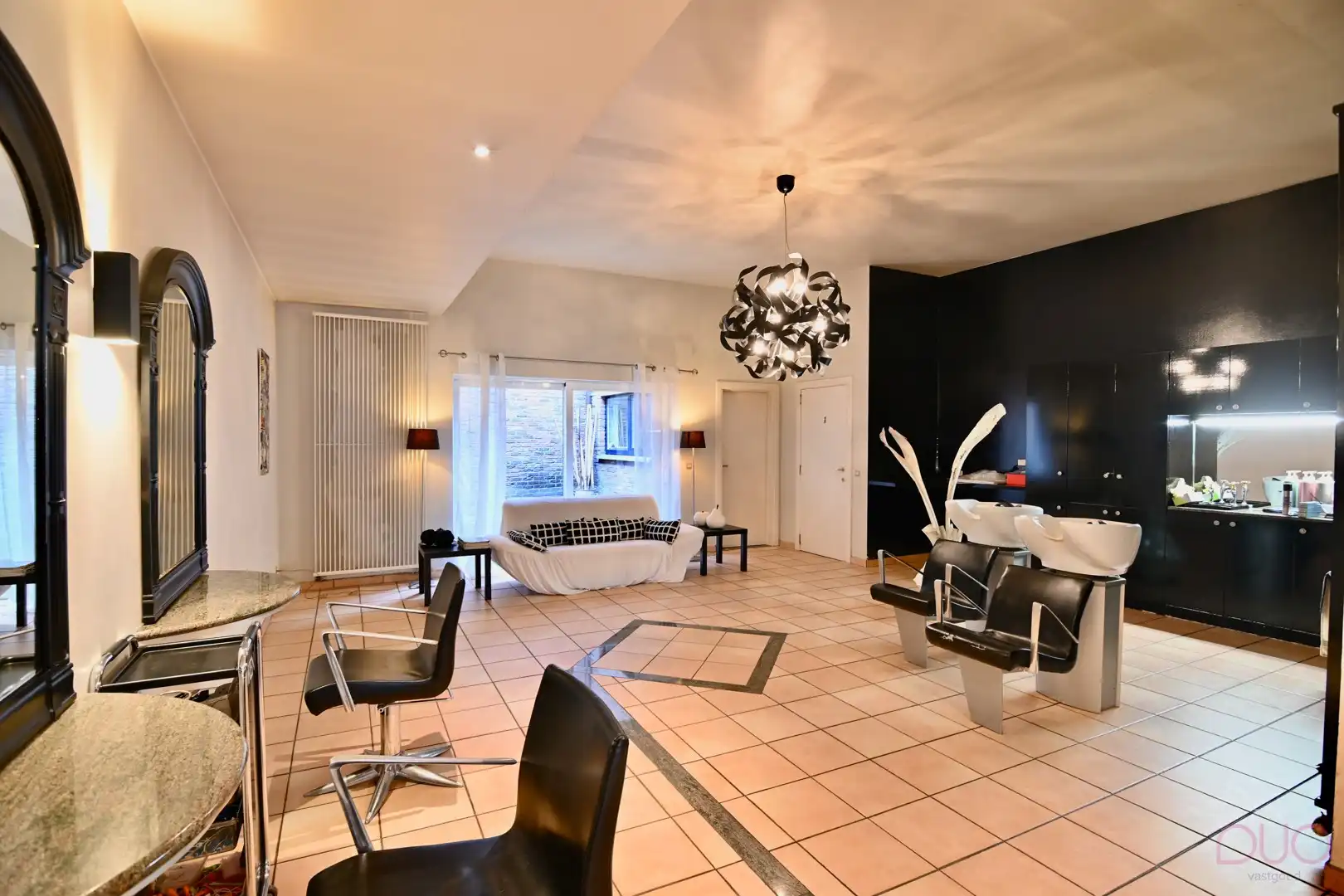 Groot handelspand met aparte ingang, bovenliggende woning en inpandige garage foto {{pictureIndex}}