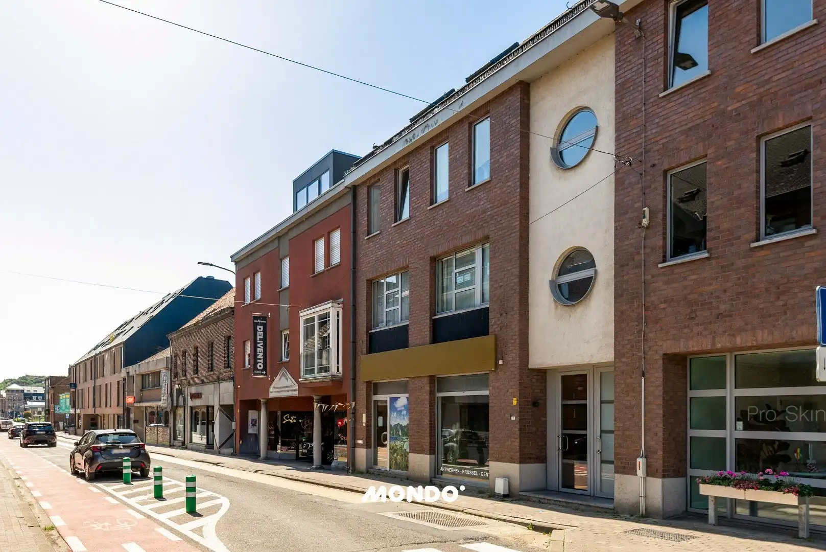 Strategisch gelegen comm. gelijkvloers (108 m²) te koop in centrum Wolvertem. foto {{pictureIndex}}