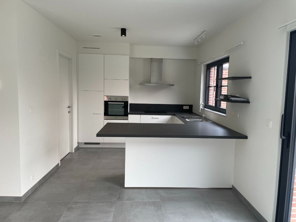 Drie slaapkamer EENGEZINSWONING met garage & tuin foto 15