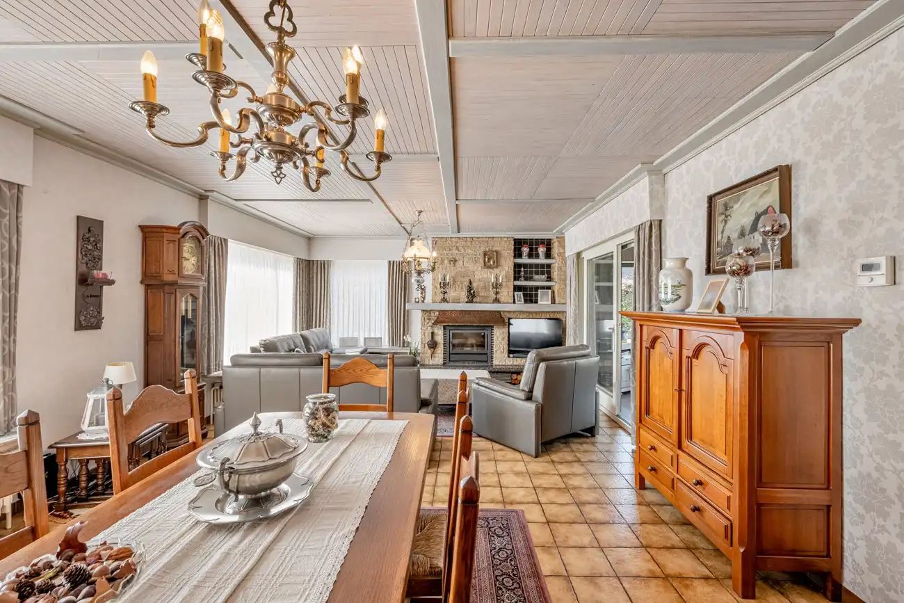 Degelijke te moderniseren open gelijkvloerse woning met inpandige garage én ruime afzonderlijke garage en een grote zonnige tuin in het centrum van Doorslaar! foto 7