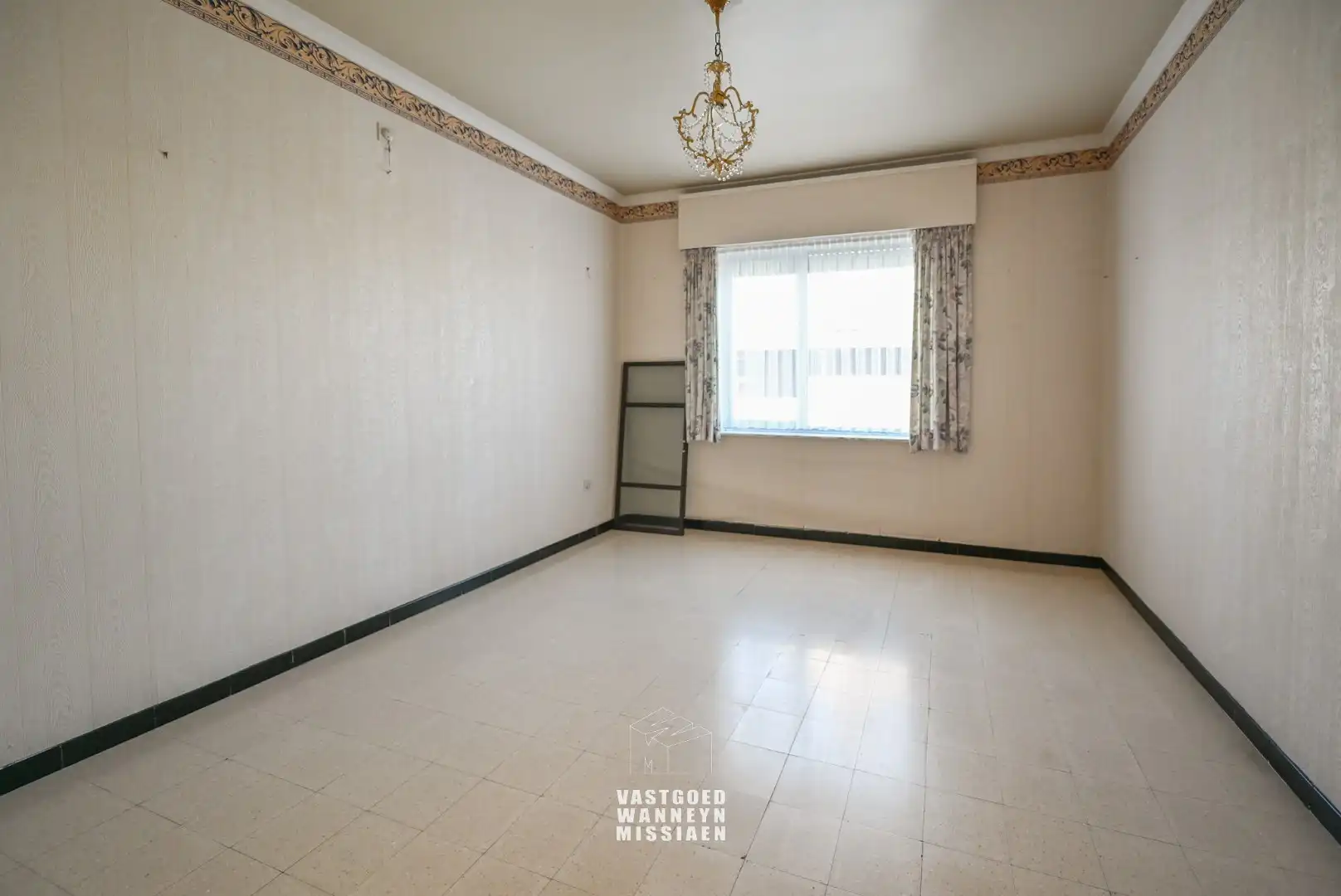 Te renoveren gelijkvloerse woning met  3slpk, garage, tuin op 1290 m2 foto 17