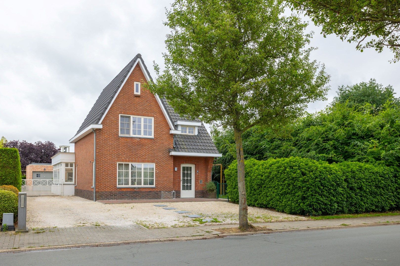 Deze vrijstaande woning gelegen op een perceel van 6a45ca wordt verkocht! foto {{pictureIndex}}