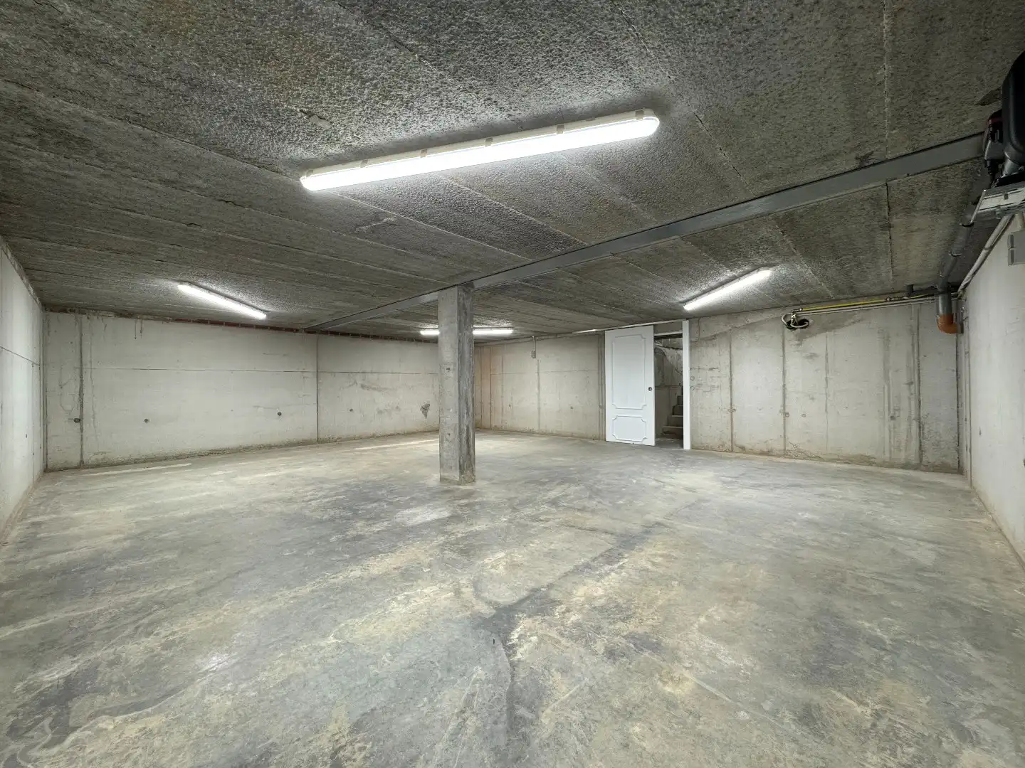 Een 4-gevelwoning met garage en  tuin foto 11