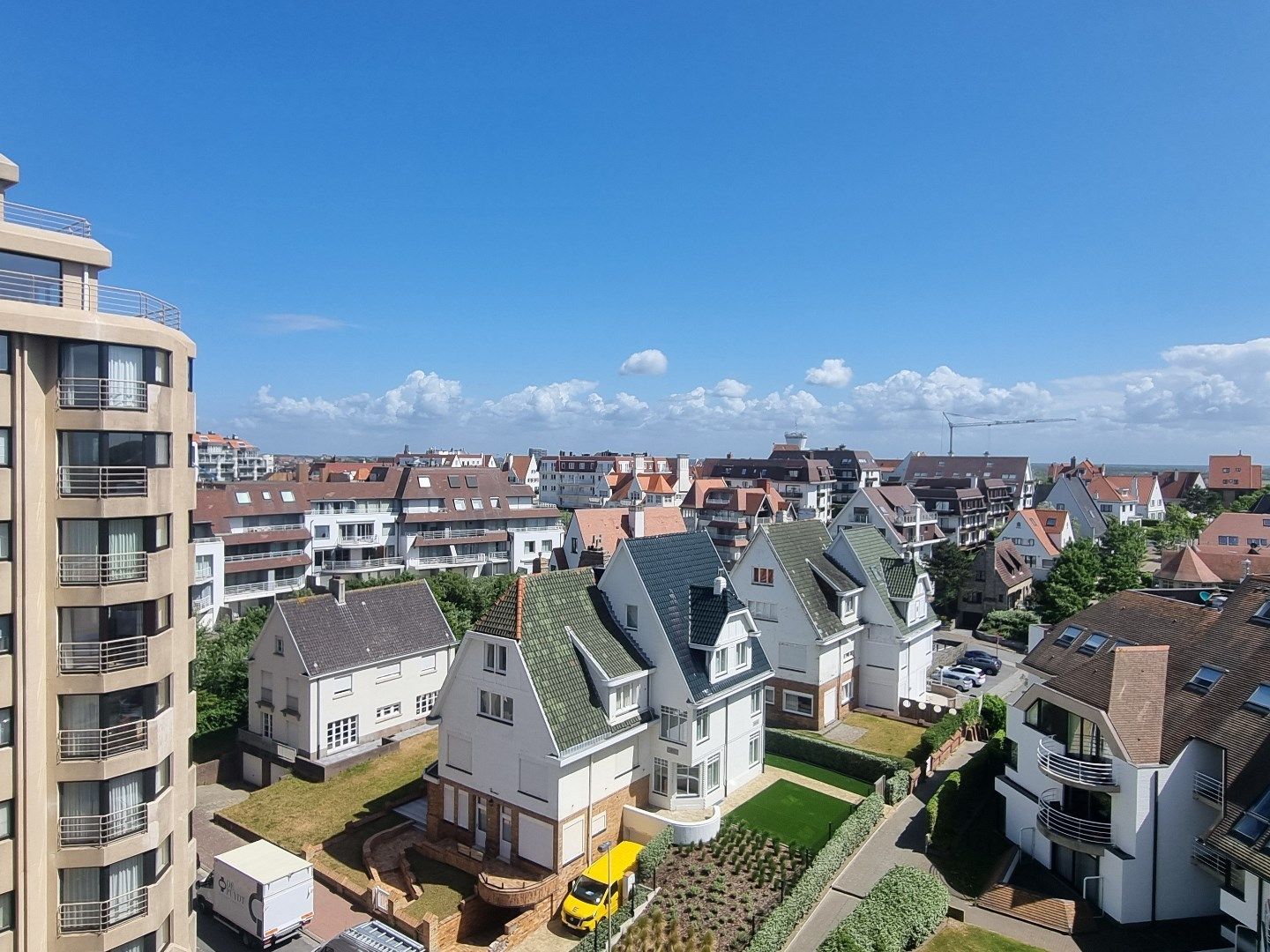 Instapklare studio met zijdelings zeezicht in Duinbergen foto 3