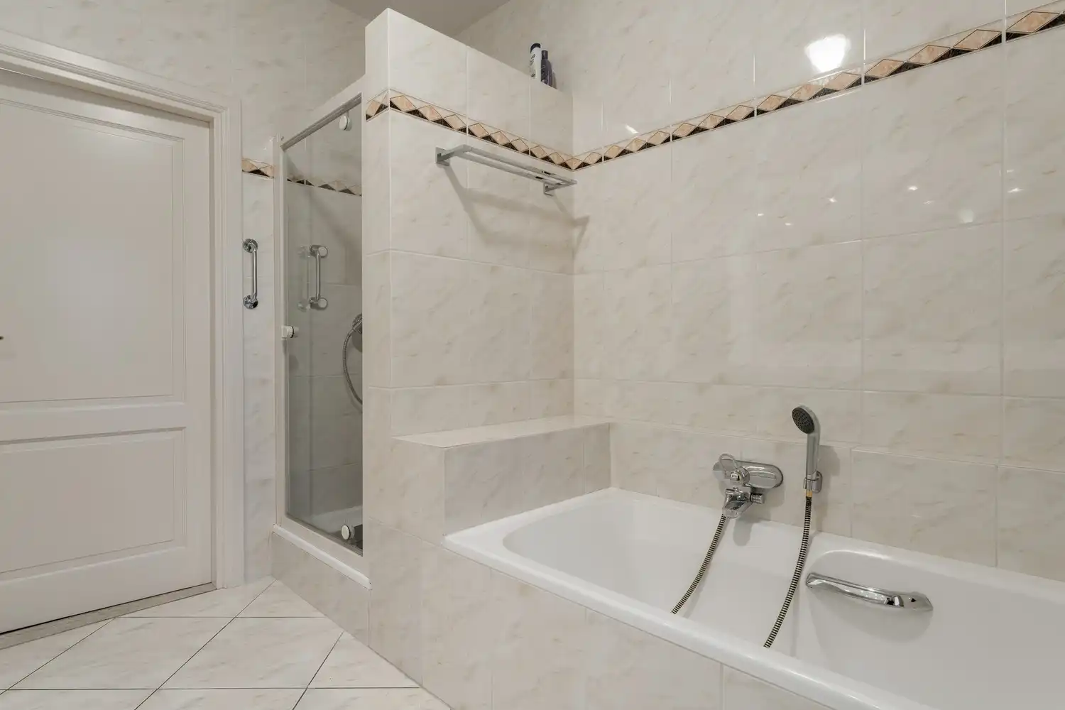 Mooie prachtige gelijkvloerse villa in de gegeerde villawijk Kollenberg te Achel! foto 24