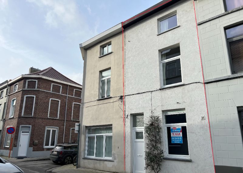 RIJWONING MET VIER SLAAPKAMERS EN GEPLAVEIDE KOER foto 1