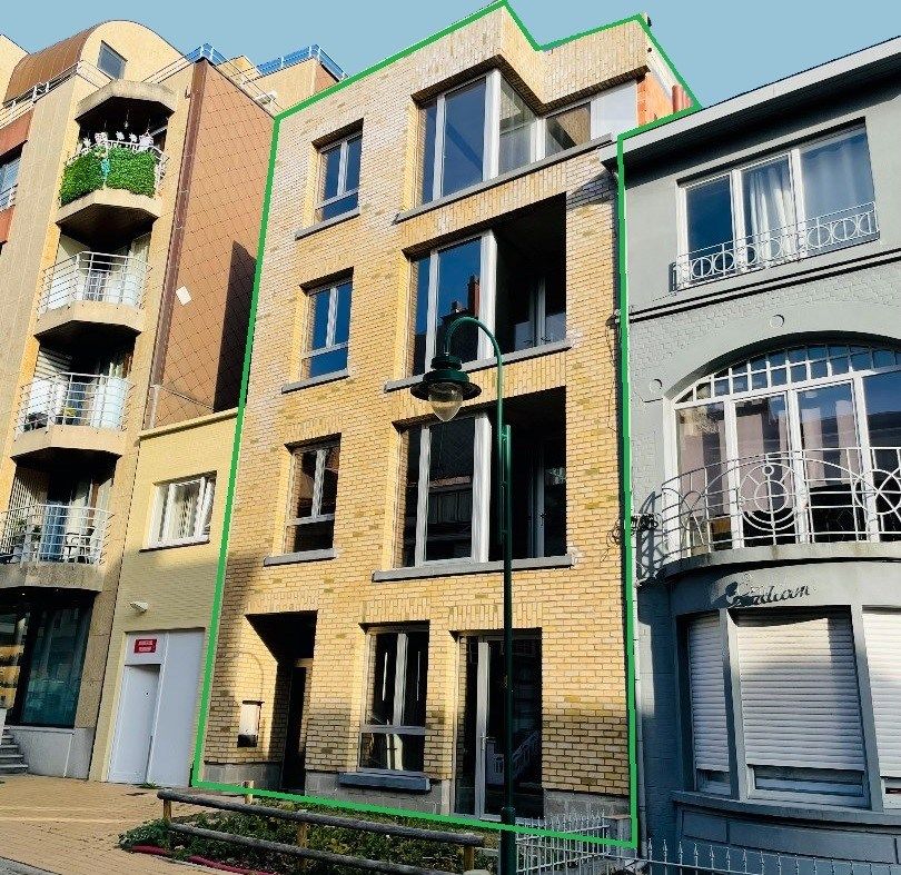 Gebouw met  4 appartementen in casco verder af te werken, vlakbij Zeelaan  foto {{pictureIndex}}