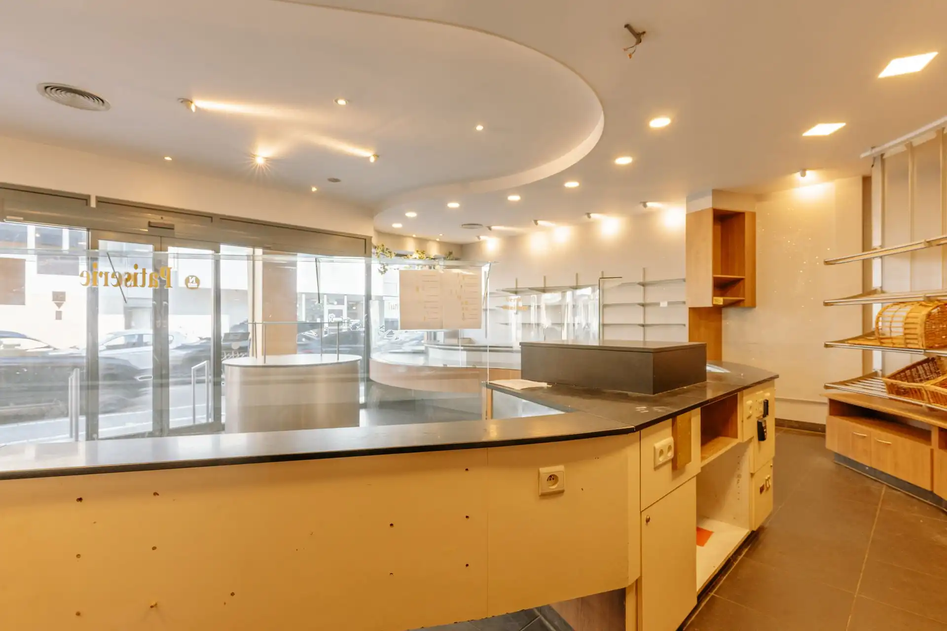 Ruim handelspand met magazijn in centrum Borsbeek. foto 7