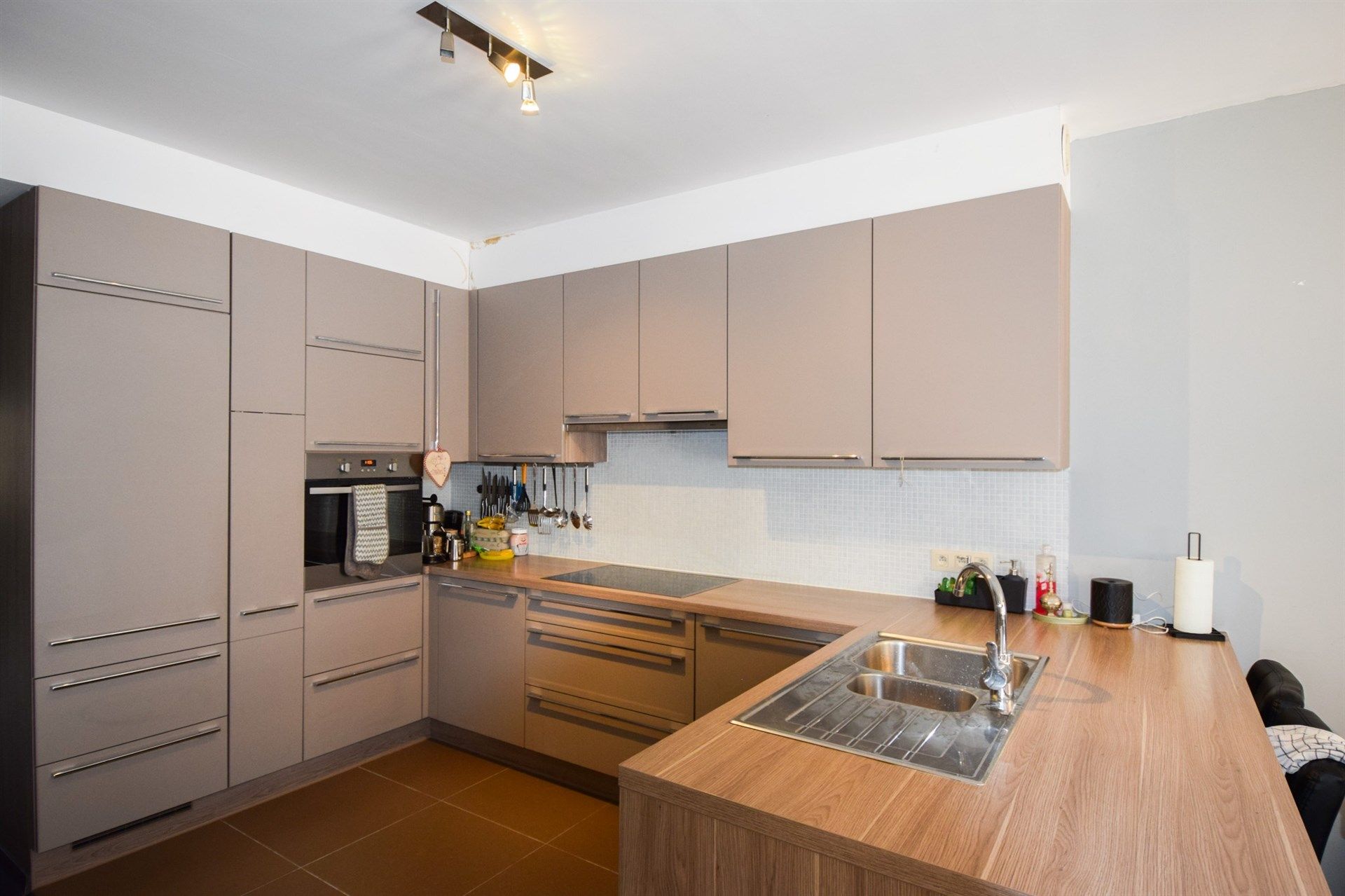 Twee slaapkamer appartement centraal gelegen in de dorpskern van Sint-Gillis-Waas! foto 3