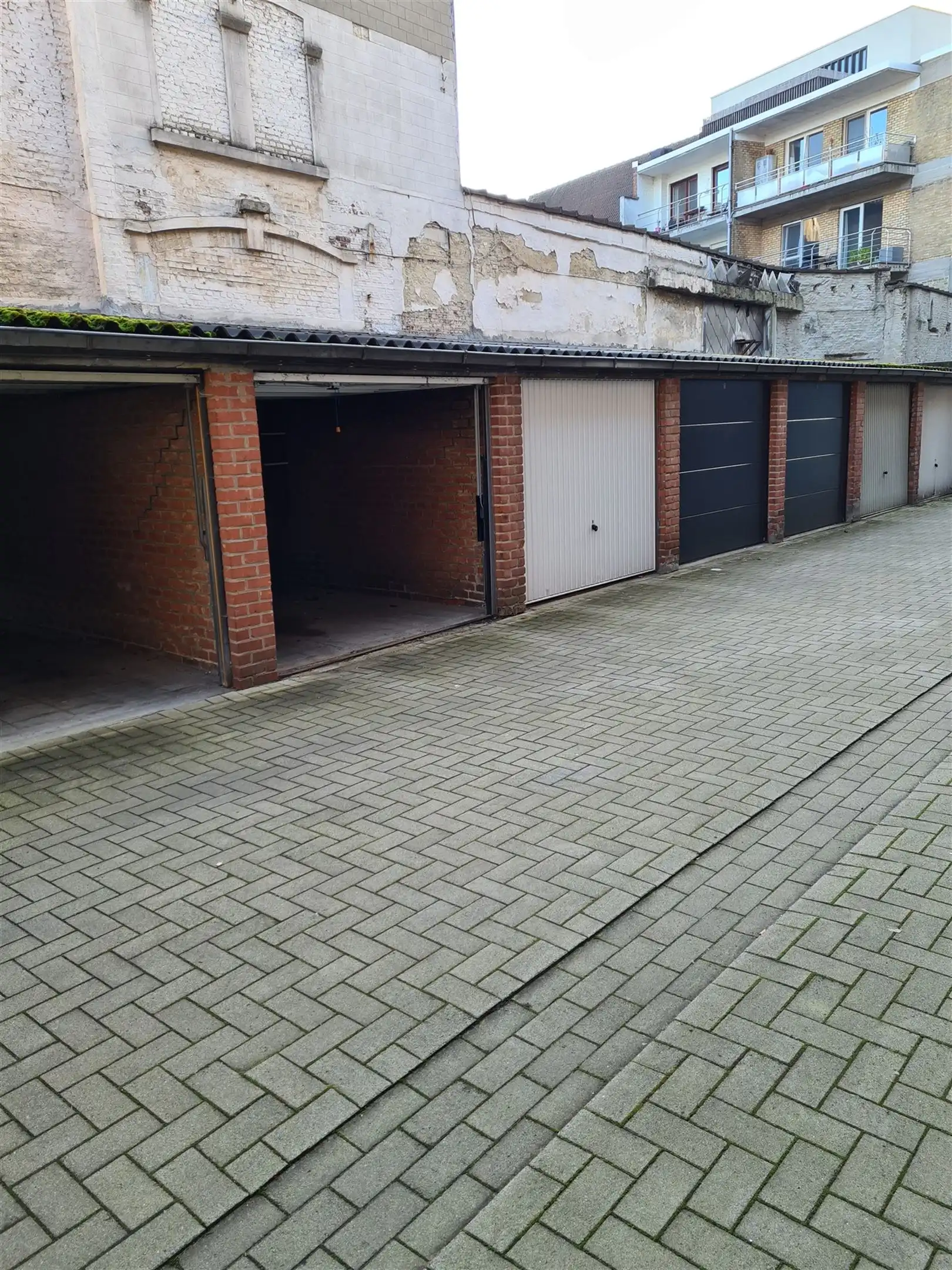 Afgesloten garagebox in centrum Gent. foto {{pictureIndex}}