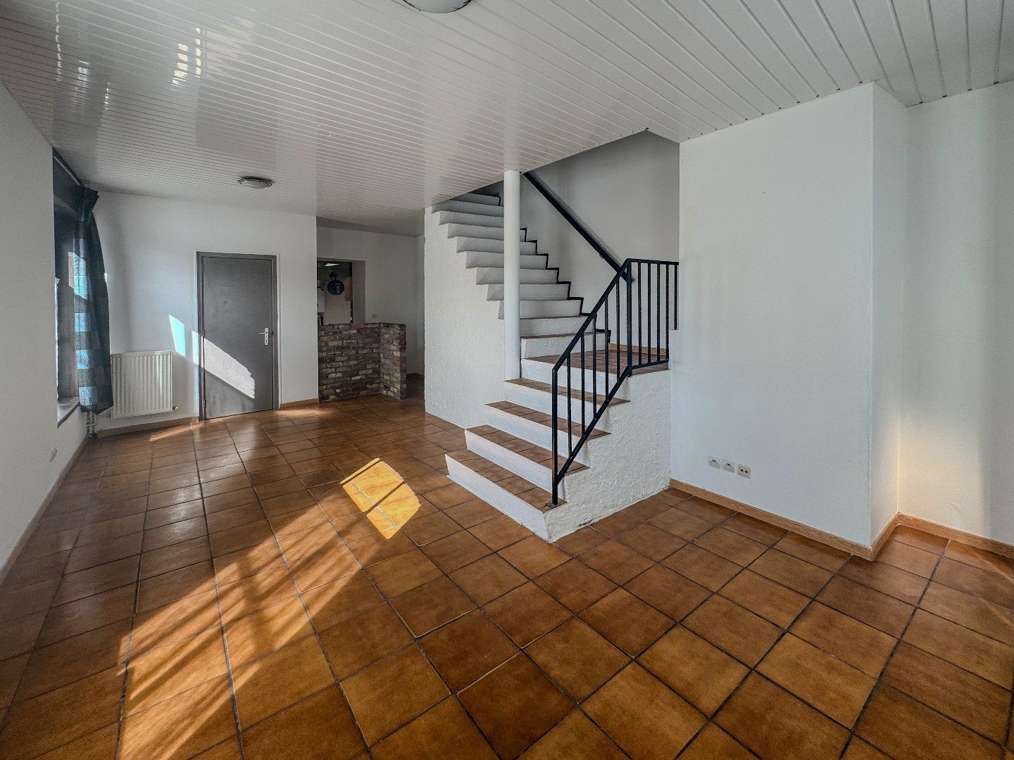 Hoekwoning met 2 slaapkamers en koertje. foto 2